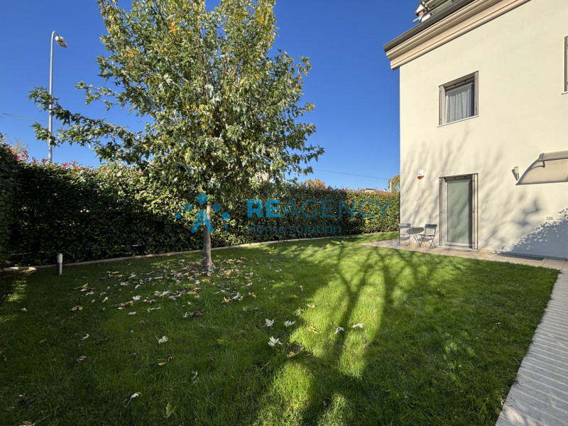 Scopri questa splendida porzione di casa di testa situata in una zona tranquilla di Costabissara,...