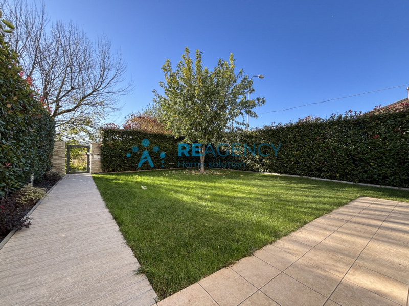 Scopri questa splendida porzione di casa di testa situata in una zona tranquilla di Costabissara,...