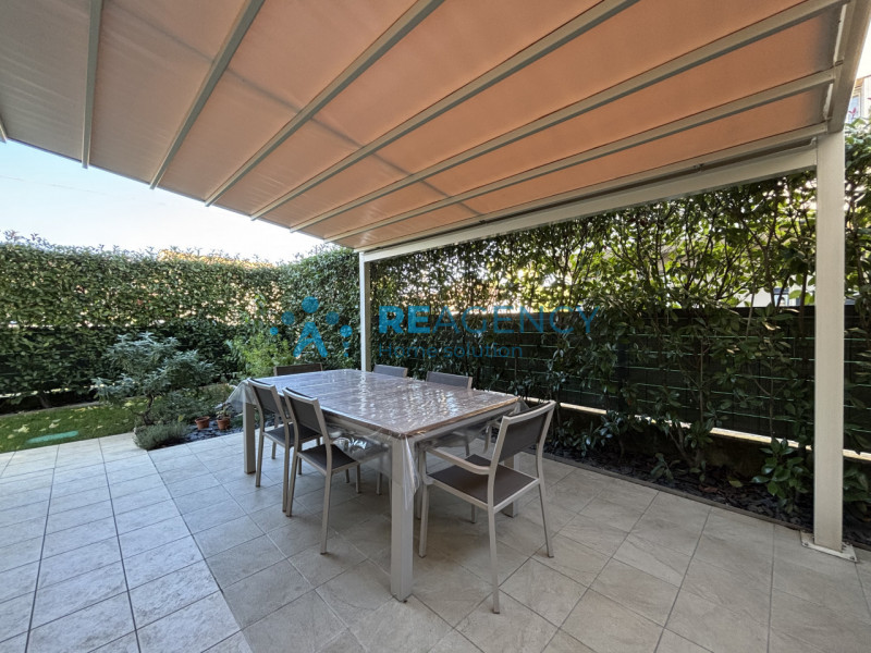 Scopri questa splendida porzione di casa di testa situata in una zona tranquilla di Costabissara,...