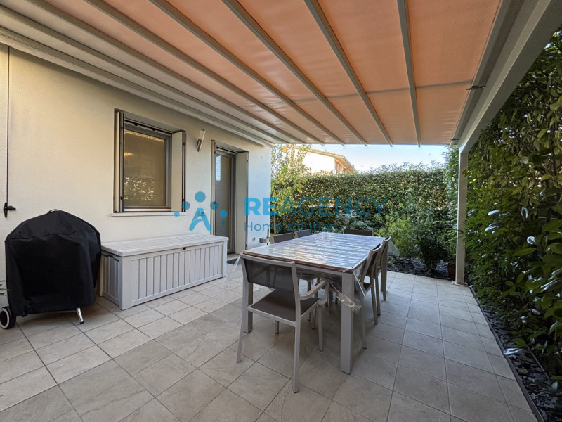 Scopri questa splendida porzione di casa di testa situata in una zona tranquilla di Costabissara,...