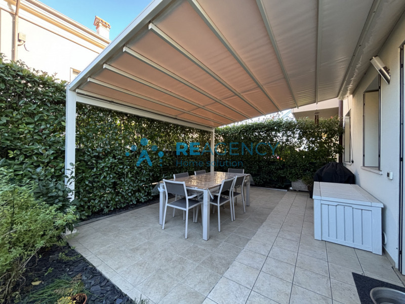 Scopri questa splendida porzione di casa di testa situata in una zona tranquilla di Costabissara,...