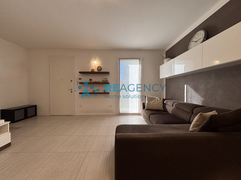 Scopri questa splendida porzione di casa di testa situata in una zona tranquilla di Costabissara,...