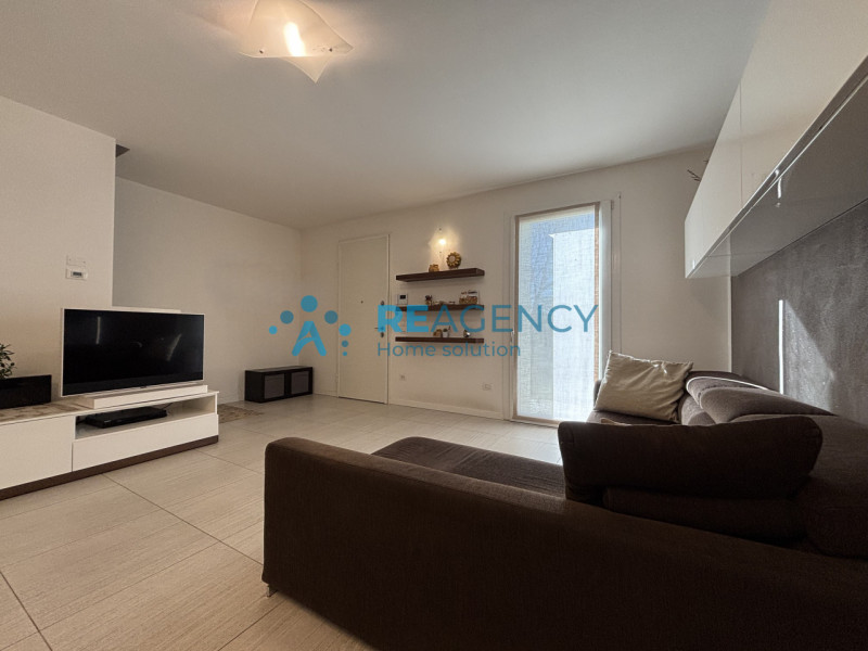 Scopri questa splendida porzione di casa di testa situata in una zona tranquilla di Costabissara,...