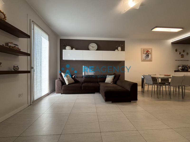 Scopri questa splendida porzione di casa di testa situata in una zona tranquilla di Costabissara,...