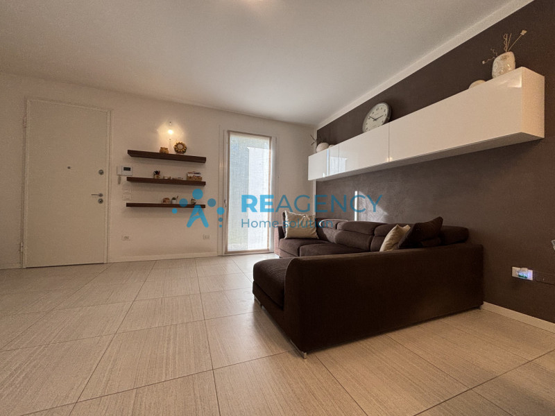 Scopri questa splendida porzione di casa di testa situata in una zona tranquilla di Costabissara,...