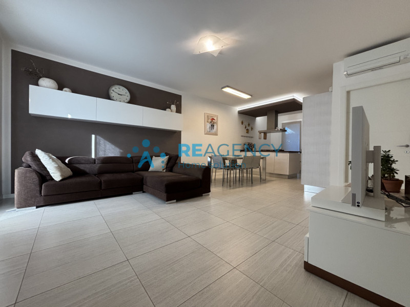 Scopri questa splendida porzione di casa di testa situata in una zona tranquilla di Costabissara,...