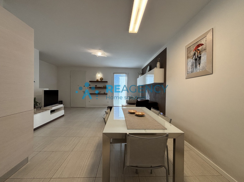 Scopri questa splendida porzione di casa di testa situata in una zona tranquilla di Costabissara,...