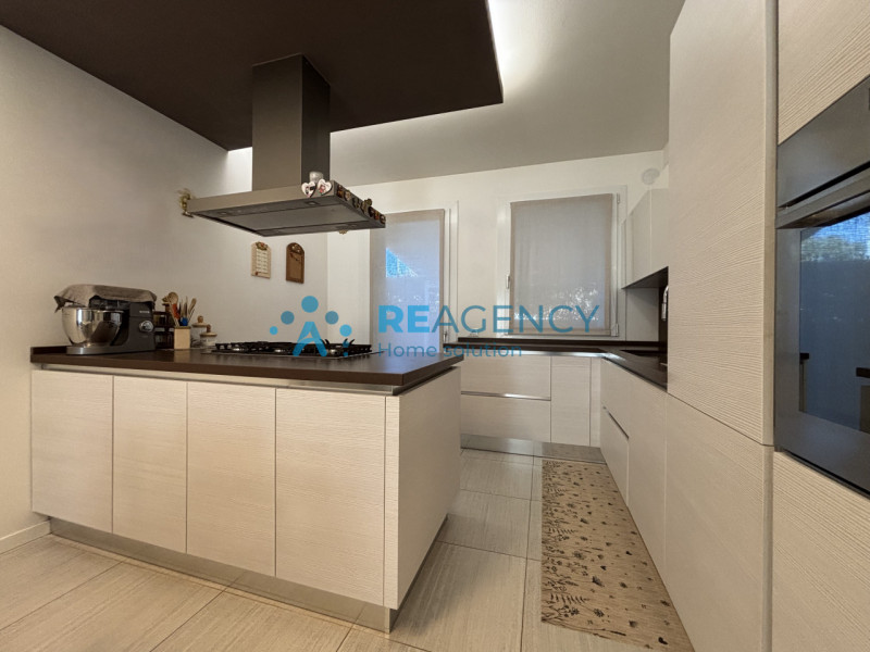 Scopri questa splendida porzione di casa di testa situata in una zona tranquilla di Costabissara,...