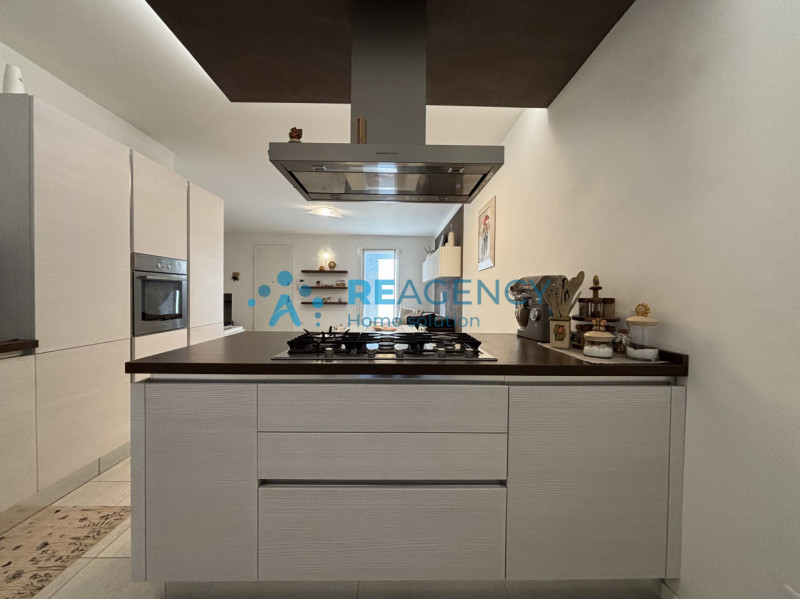 Scopri questa splendida porzione di casa di testa situata in una zona tranquilla di Costabissara,...