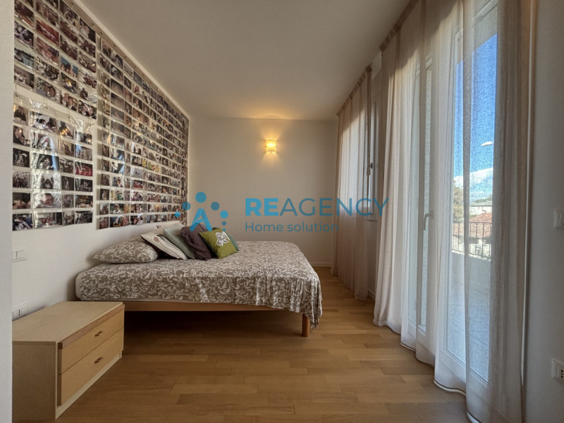 Scopri questa splendida porzione di casa di testa situata in una zona tranquilla di Costabissara,...