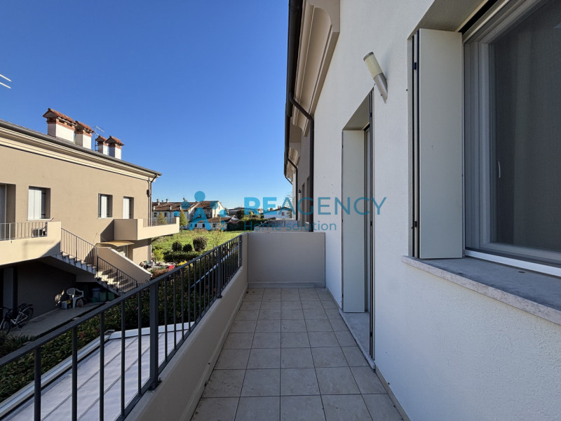 Scopri questa splendida porzione di casa di testa situata in una zona tranquilla di Costabissara,...