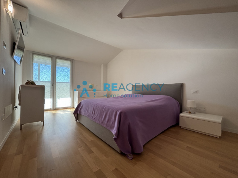 Scopri questa splendida porzione di casa di testa situata in una zona tranquilla di Costabissara,...