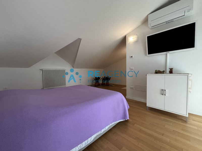 Scopri questa splendida porzione di casa di testa situata in una zona tranquilla di Costabissara,...