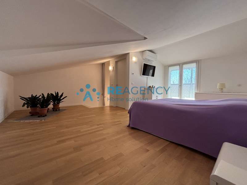 Scopri questa splendida porzione di casa di testa situata in una zona tranquilla di Costabissara,...