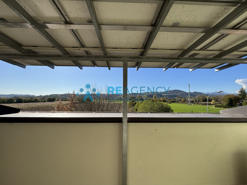 Scopri questa splendida porzione di casa di testa situata in una zona tranquilla di Costabissara,...