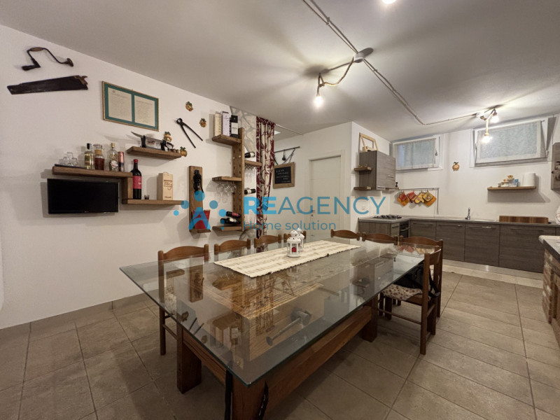 Scopri questa splendida porzione di casa di testa situata in una zona tranquilla di Costabissara,...