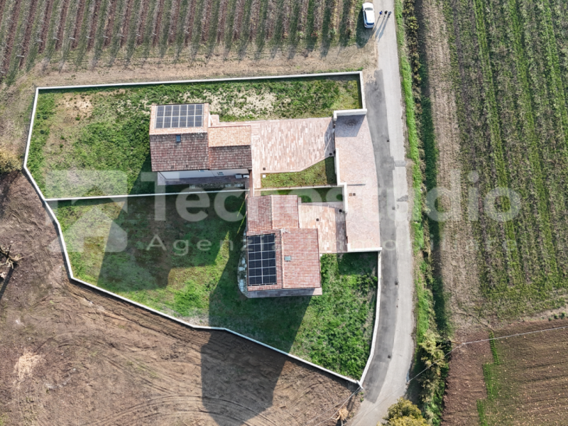 A Lonigo, in zona tranquilla, lontana dal traffico, proponiamo in vendita, due villette indipende...