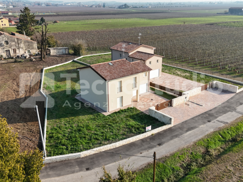 A Lonigo, in zona tranquilla, lontana dal traffico, proponiamo in vendita, due villette indipende...