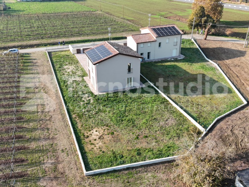 A Lonigo, in zona tranquilla, lontana dal traffico, proponiamo in vendita, due villette indipende...