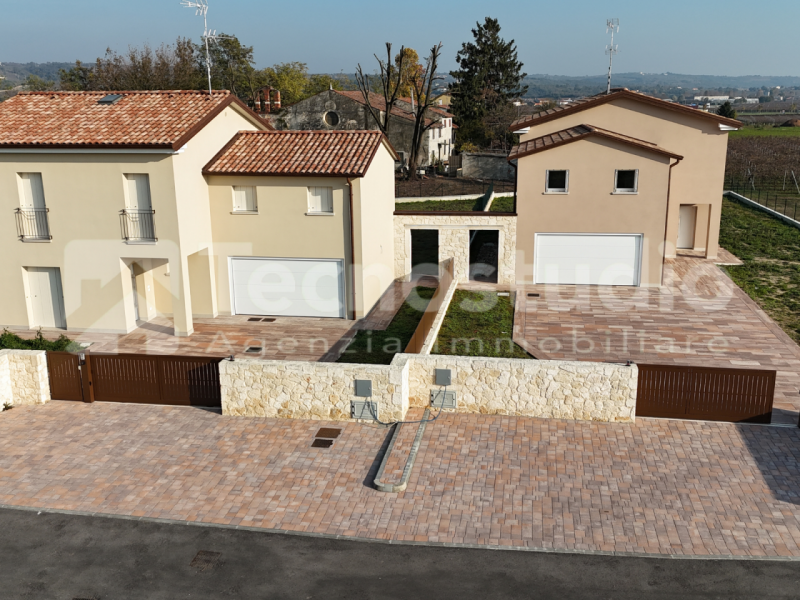 A Lonigo, in zona tranquilla, lontana dal traffico, proponiamo in vendita, due villette indipende...