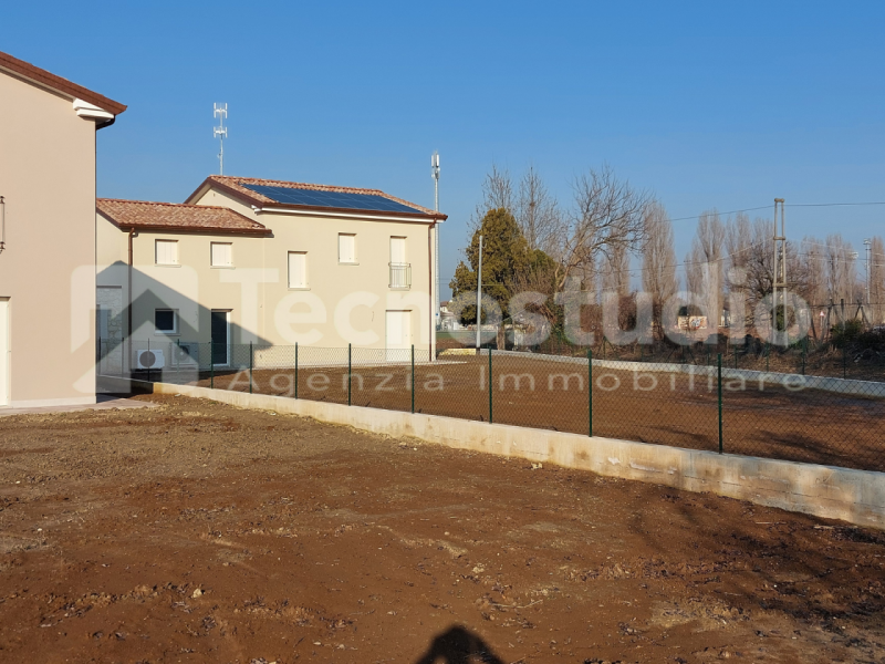 A Lonigo, in zona tranquilla, lontana dal traffico, proponiamo in vendita, due villette indipende...