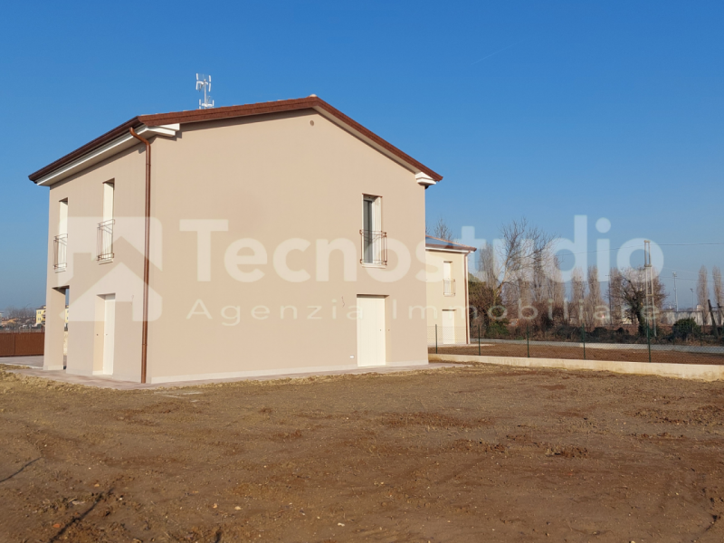 A Lonigo, in zona tranquilla, lontana dal traffico, proponiamo in vendita, due villette indipende...