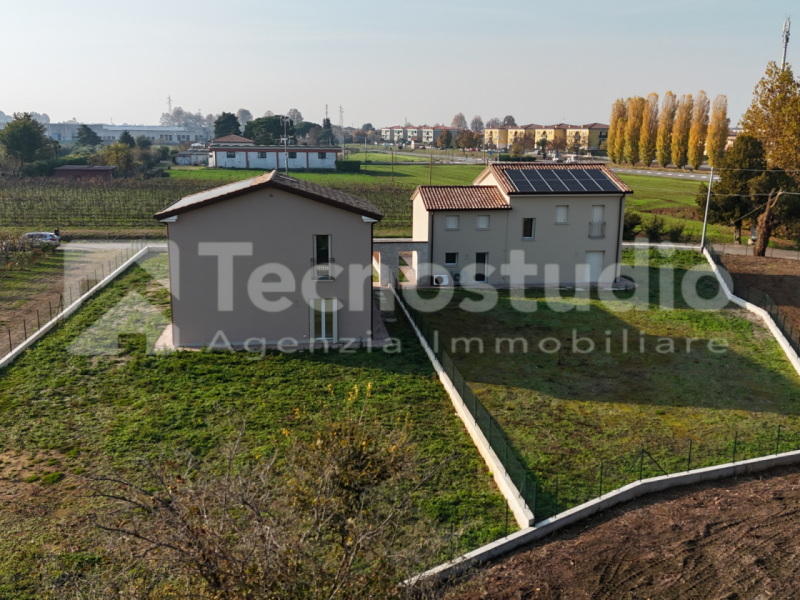 A Lonigo, in zona tranquilla, lontana dal traffico, proponiamo in vendita, due villette indipende...