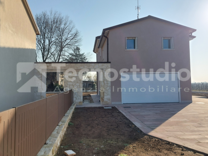 A Lonigo, in zona tranquilla, lontana dal traffico, proponiamo in vendita, due villette indipende...