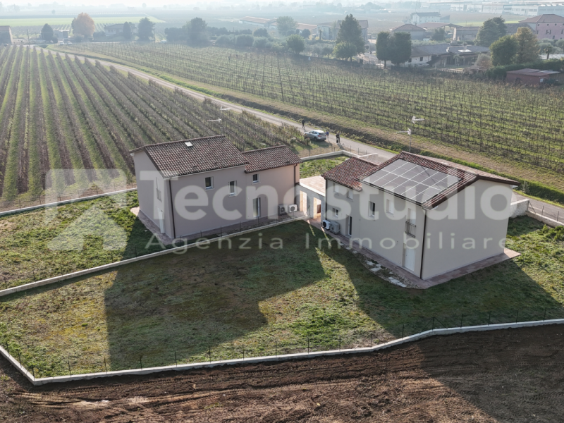 A Lonigo, in zona tranquilla, lontana dal traffico, proponiamo in vendita, due villette indipende...