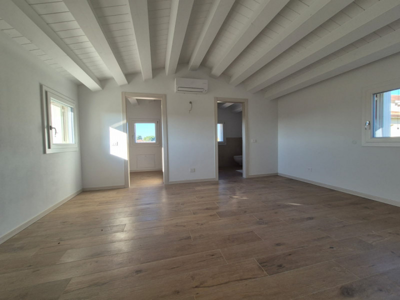 A Lonigo, in zona tranquilla, lontana dal traffico, proponiamo in vendita, due villette indipende...