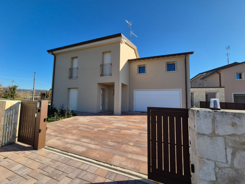 A Lonigo, in zona tranquilla, lontana dal traffico, proponiamo in vendita, due villette indipende...