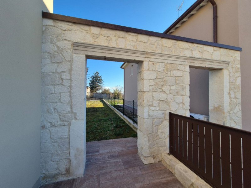 A Lonigo, in zona tranquilla, lontana dal traffico, proponiamo in vendita, due villette indipende...