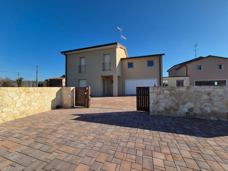 A Lonigo, in zona tranquilla, lontana dal traffico, proponiamo in vendita, due villette indipende...