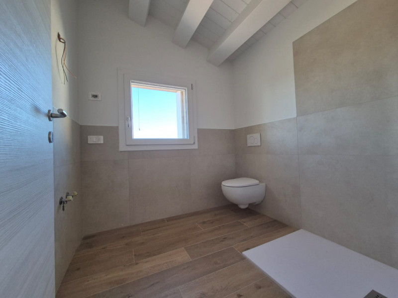 A Lonigo, in zona tranquilla, lontana dal traffico, proponiamo in vendita, due villette indipende...