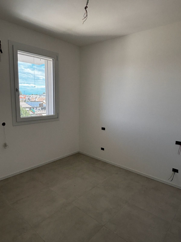 A due passi da Piazza Brescia, nuovo appartamento al terzo piano di una moderna palazzina con asc...