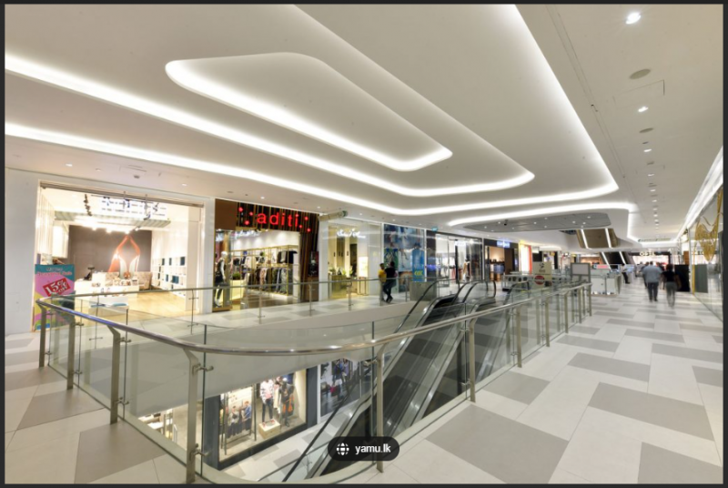 Proponiamo in vendita un introvabile negozio di circa 600 mq commerciali situato al primo piano d...