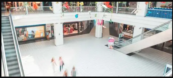 Proponiamo in vendita un introvabile negozio di circa 600 mq commerciali situato al primo piano d...