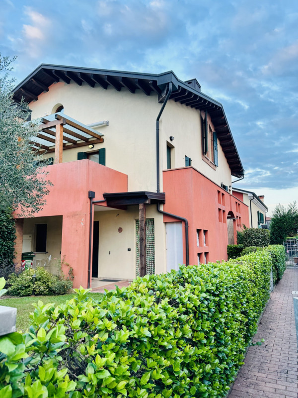 Situata nella tranquilla frazione di Sant'Eufemia, nel comune di Borgoricco, questa signorile pro...