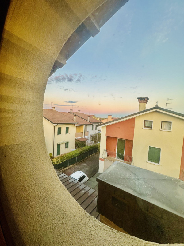 Situata nella tranquilla frazione di Sant'Eufemia, nel comune di Borgoricco, questa signorile pro...