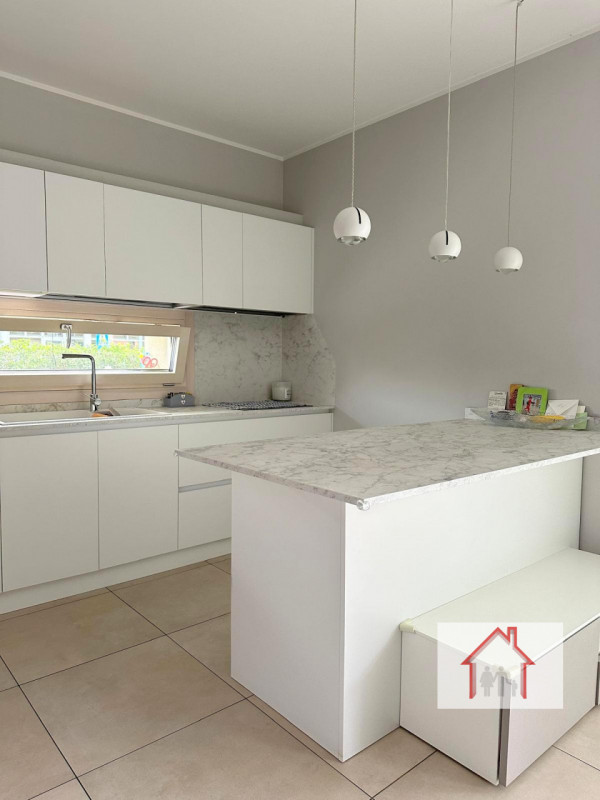 Scopri questo splendido appartamento quadrilocale situato nel cuore di Montebelluna, ideale per c...