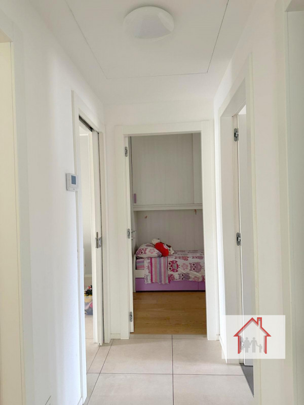 Scopri questo splendido appartamento quadrilocale situato nel cuore di Montebelluna, ideale per c...