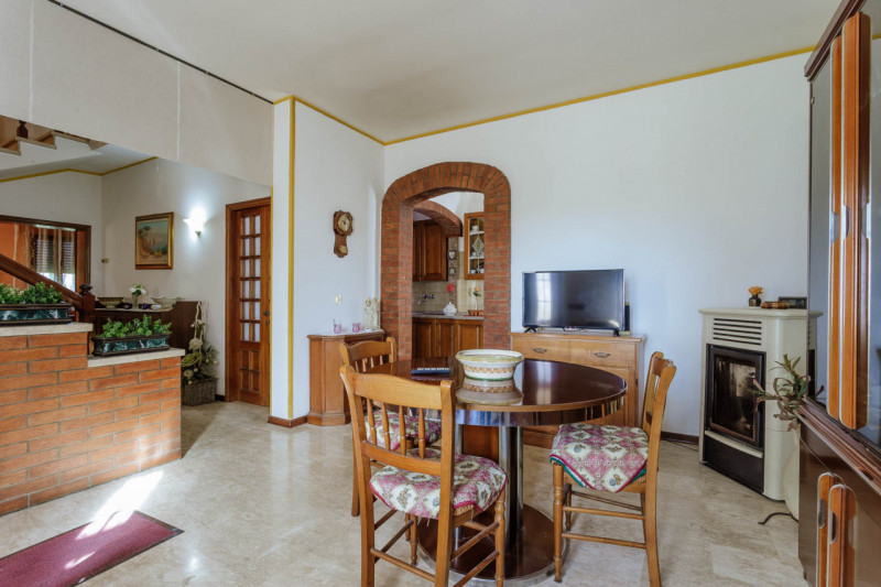 In una tranquilla zona di campagna ad Agna, non distante dal centro del paese, proponiamo in vend...