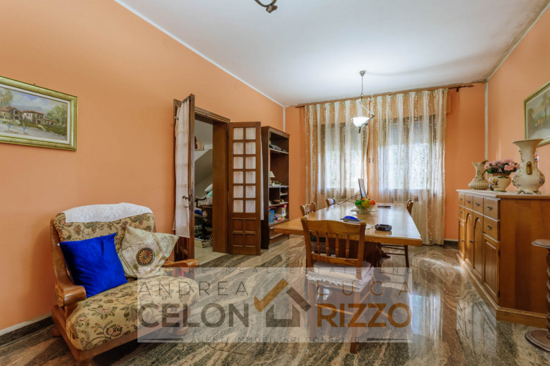 In una tranquilla zona di campagna ad Agna, non distante dal centro del paese, proponiamo in vend...