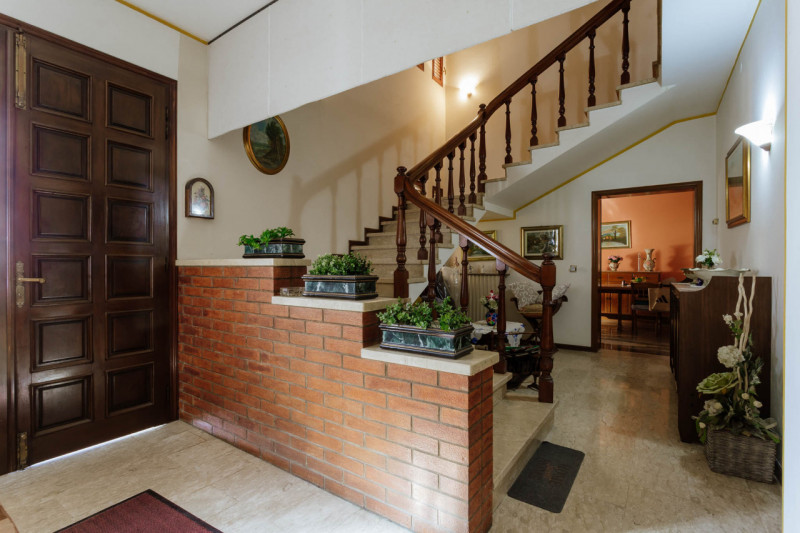 In una tranquilla zona di campagna ad Agna, non distante dal centro del paese, proponiamo in vend...