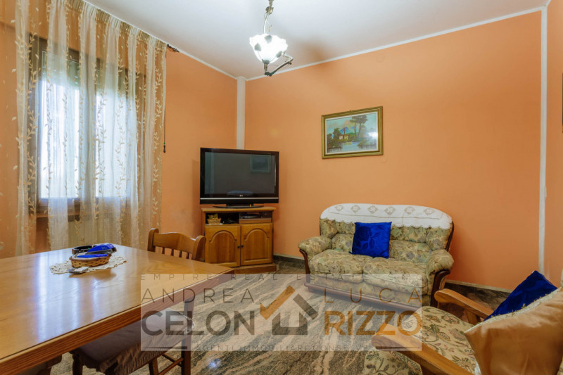 In una tranquilla zona di campagna ad Agna, non distante dal centro del paese, proponiamo in vend...