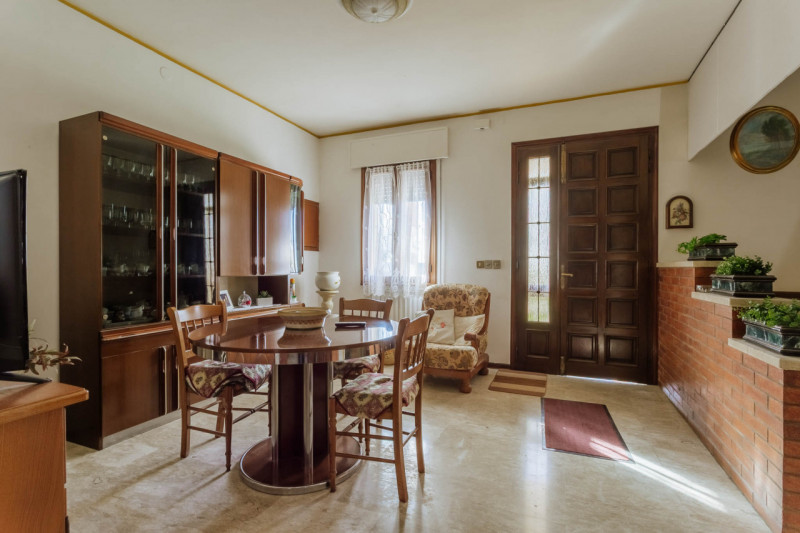 In una tranquilla zona di campagna ad Agna, non distante dal centro del paese, proponiamo in vend...