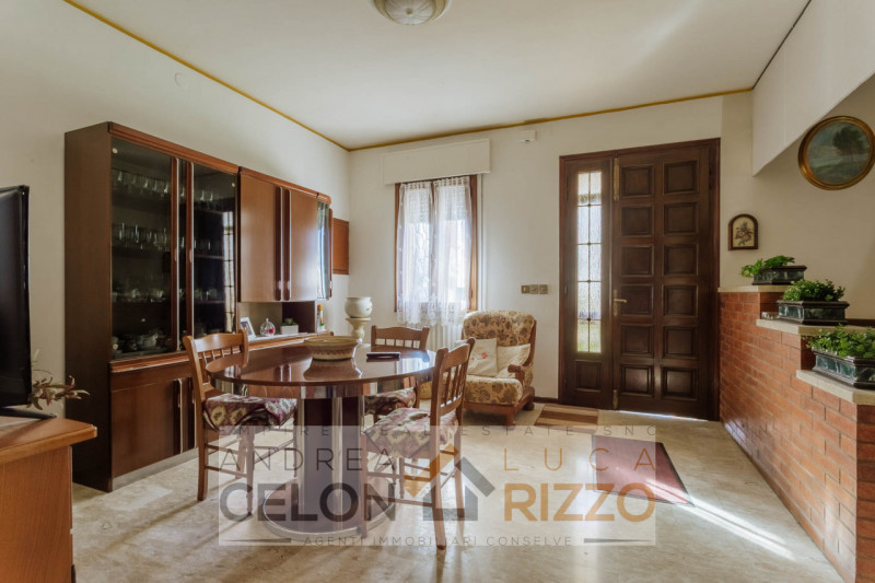 In una tranquilla zona di campagna ad Agna, non distante dal centro del paese, proponiamo in vend...