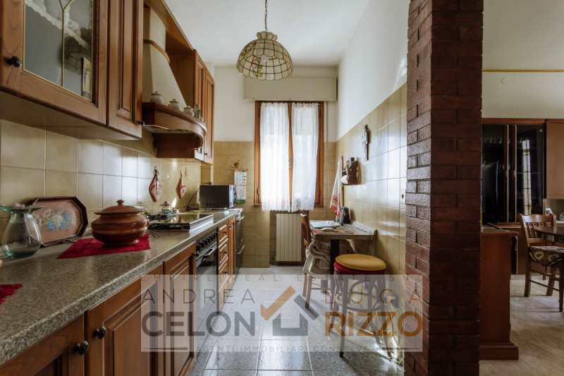 In una tranquilla zona di campagna ad Agna, non distante dal centro del paese, proponiamo in vend...