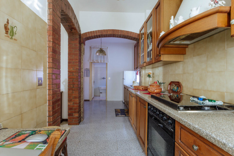 In una tranquilla zona di campagna ad Agna, non distante dal centro del paese, proponiamo in vend...