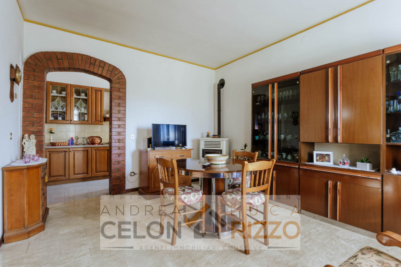 In una tranquilla zona di campagna ad Agna, non distante dal centro del paese, proponiamo in vend...